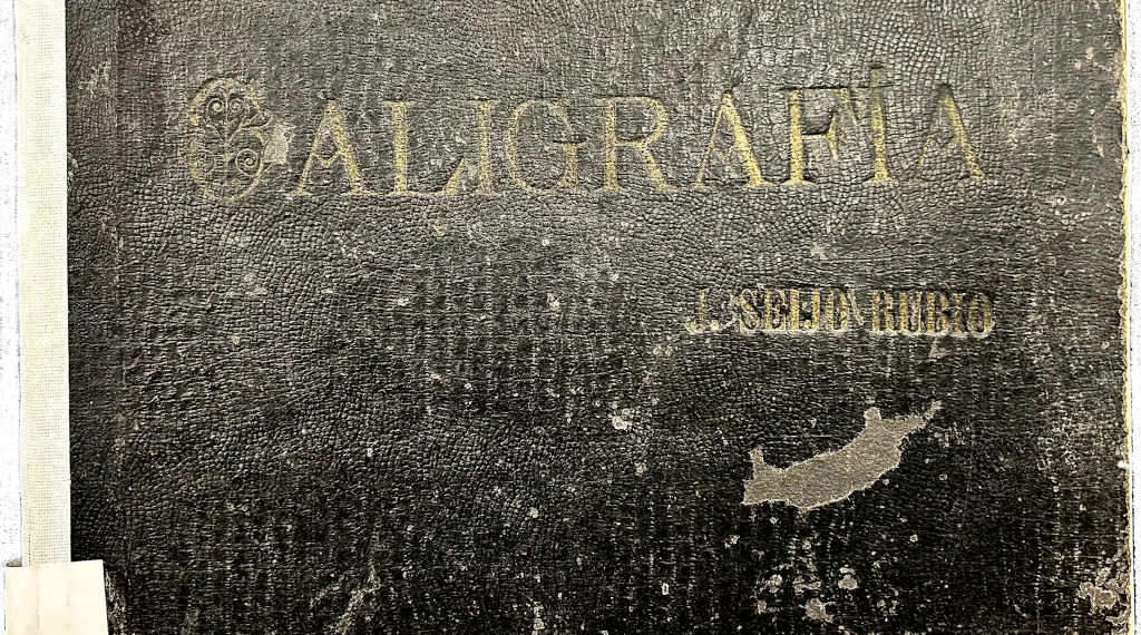 Capa da primeira edición de Caligrafía. Teoría y práctica del arte de escribir, publicada por José Seijo Rubio na Coruña en 1916, nun formato de 24 x 17 cm (Foto: Pepe Baro).