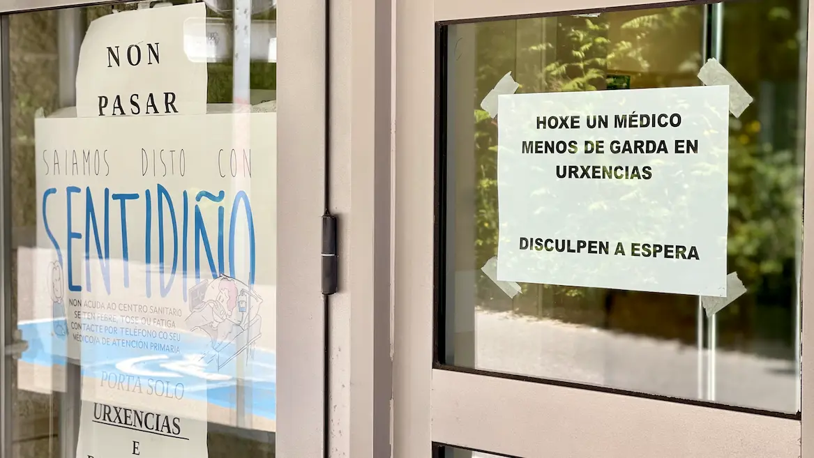 Cartaz pendurado na entrada do centro de sa&uacute;de de Cangas.
