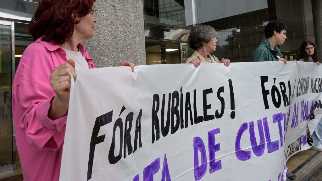 Protesta no Obelisco da Coruña contra Luis Rubiales, esta sexta feira. (Foto: M. Dylan / Europa Press)