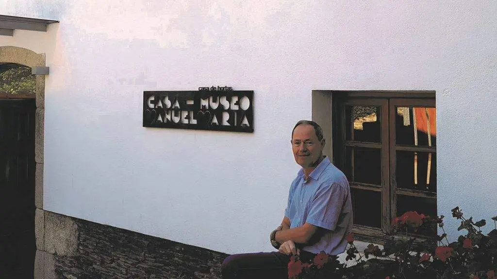 Alberte Ansede, diante da Casa-Museo Manuel Mar&iacute;a.