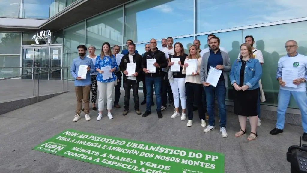 Presentaci&oacute;n das alegaci&oacute;ns, esta ma&ntilde;&aacute;, diante da sede da Xunta en Vigo. (Foto: N&oacute;s Diario)