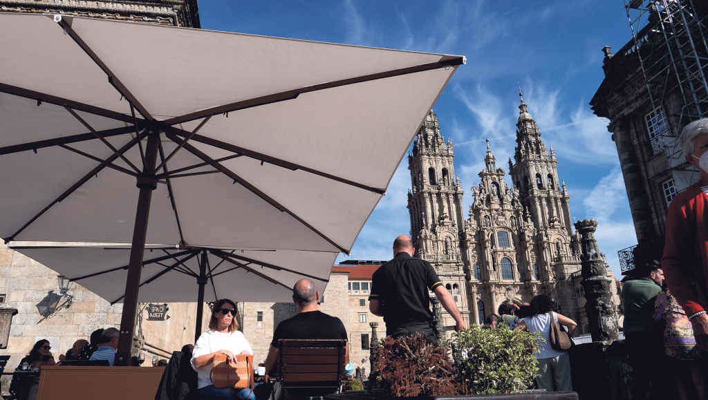 Terraza dun bar, na praza do Obradoiro, en Santiago. O sector servizos, coa fin do verán, marcou o peor dato de desemprego (Foto: César Arxina / Europa Press).