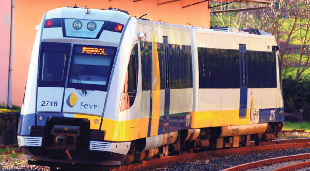 Unidade de ferrocarril de FEVE circulando por Viveiro, na comarca da Mari&ntilde;a. (Foto: Enrique Pernas).