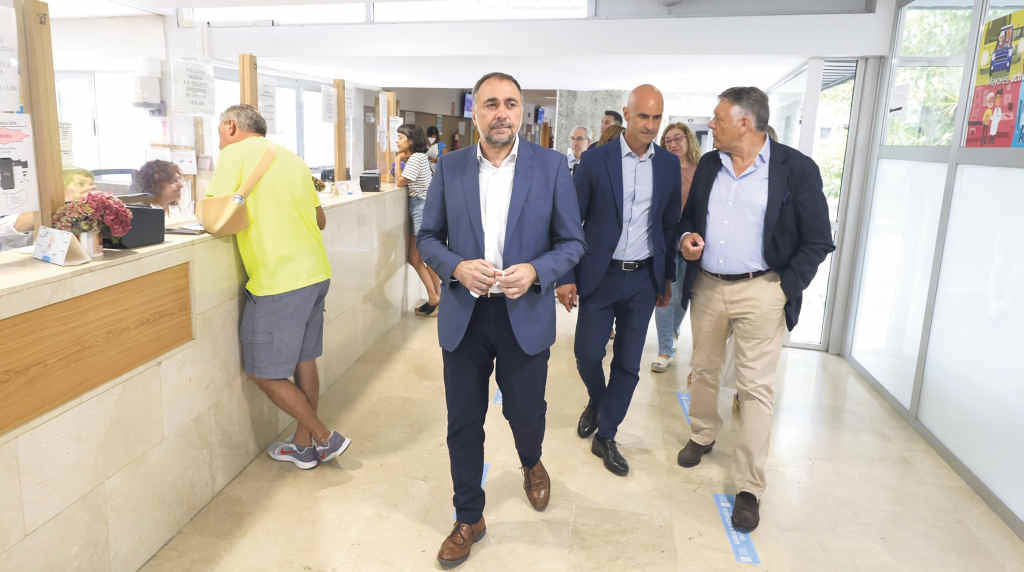 O conselleiro de Sanidade, terceiro pola dereita, nunha visita ao centro de saúde de Baltar (A Limia) o pasado 24 de agosto (Foto: Xunta da Galiza).