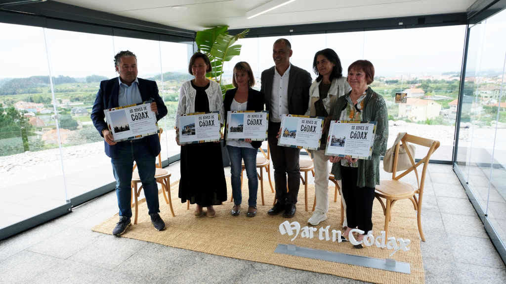 Representantes das ONG con Xoán Allegue (no centro), onte (Foto: Adegas Martin Códax).