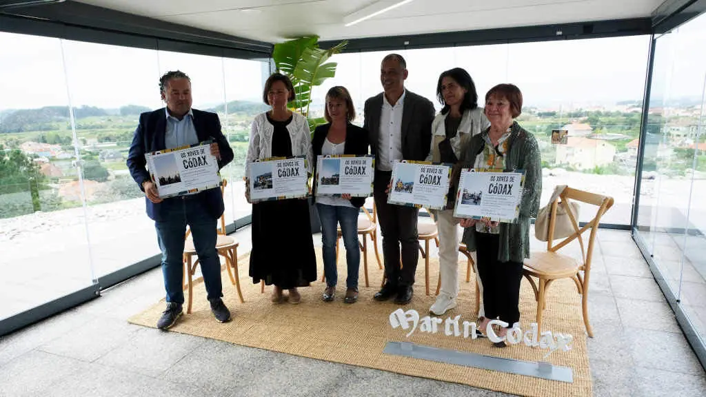 Representantes das ONG con Xo&aacute;n Allegue (no centro), onte (Foto: Adegas Martin C&oacute;dax).