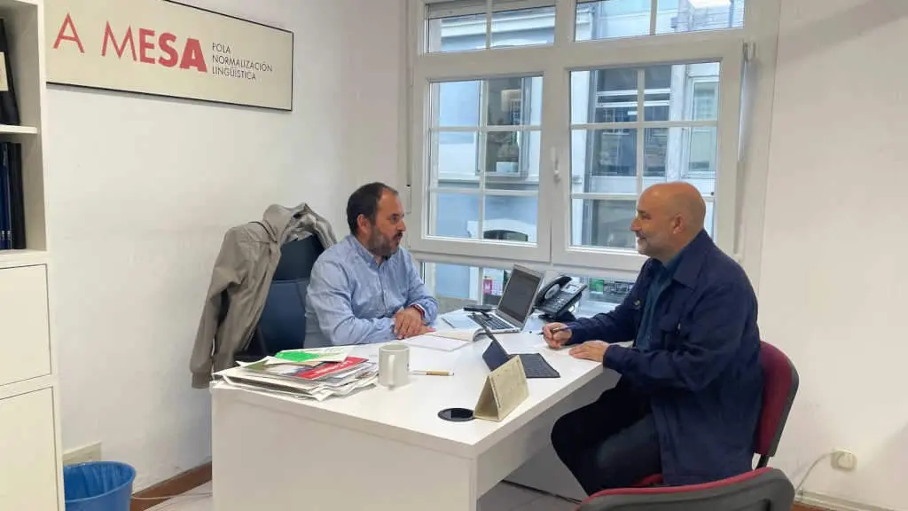 Marcos Maceira e N&eacute;stor Rego esta terza feira na sede da Mesa pola Normalizaci&oacute;n Ling&uuml;&iacute;stica, en Compostela (Foto: N&oacute;s Diario).