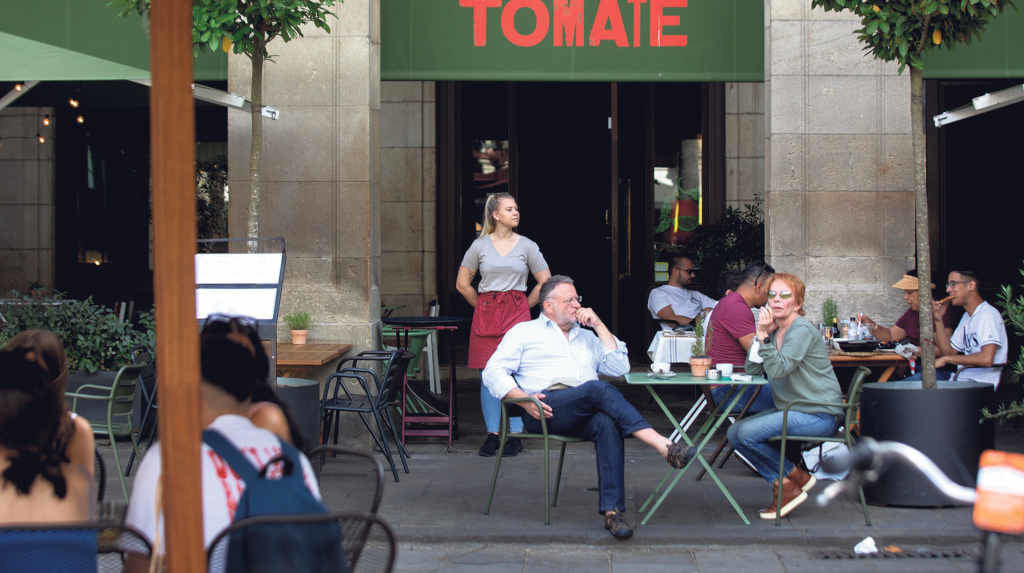 Camareira atendendo un estabelecemento de hostalaría (Foto: David Zorrakino / Europa Press).