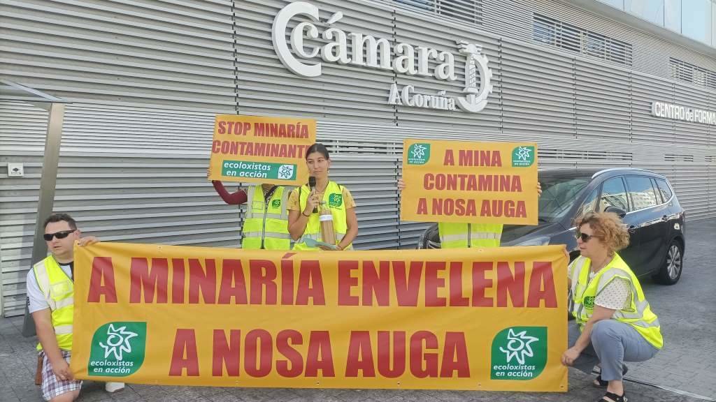 Acción reivindicativa de Ecoloxistas en Acción na sede da Cámara Mineira da Coruña.