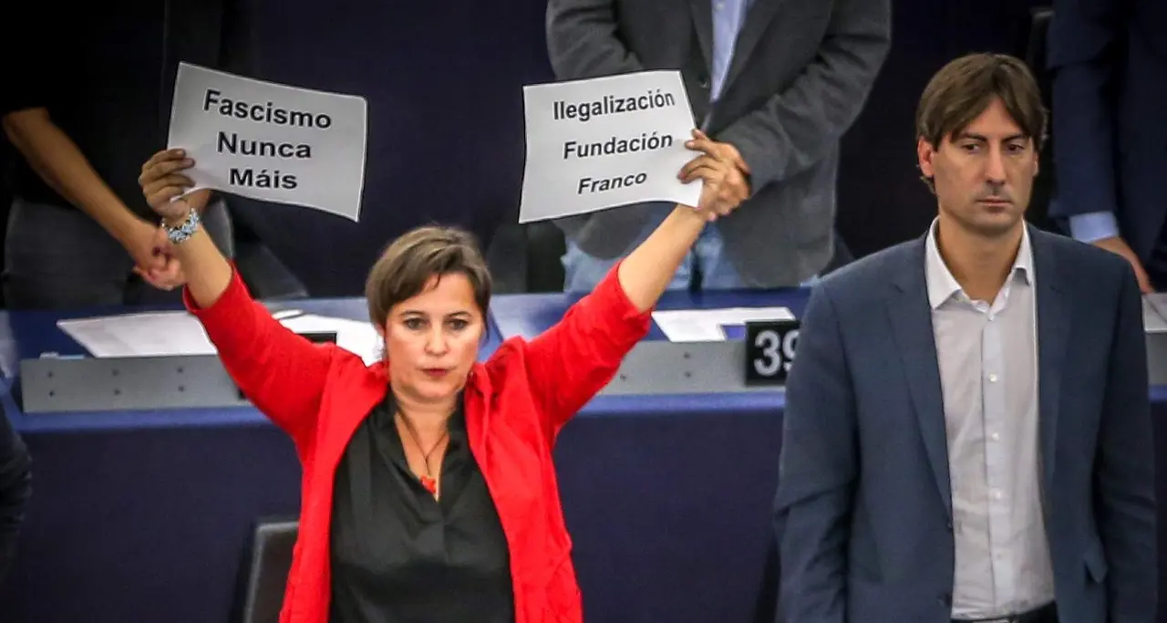 Ana Miranda, portando carteis contra o fascismo no Parlamento Europeo xunto ao deputado Jordi Sol&eacute;, de ERC. (Foto: N&oacute;s Diario)