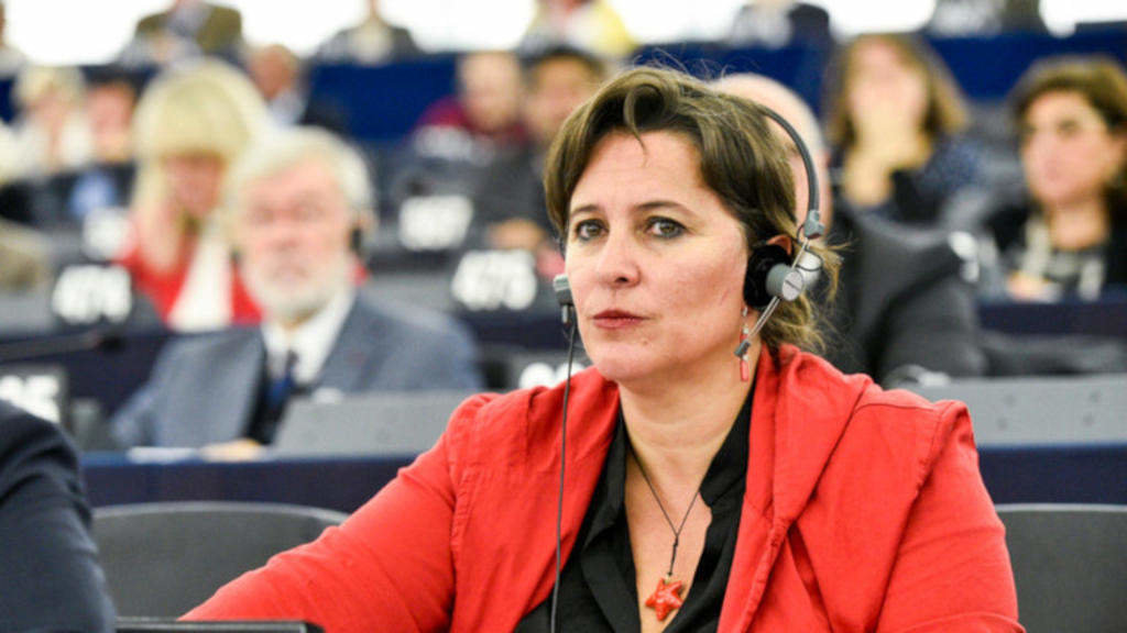Ana Miranda, con auriculares, escoitando unha intervención no Parlamento europeo (Foto: Nós Diario).