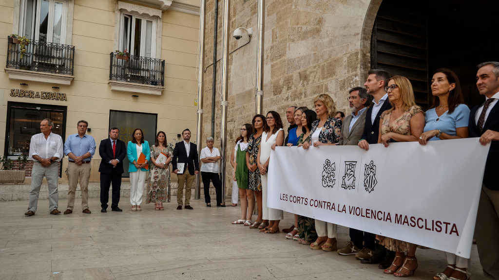 Concentración en xullo das Corts do País Valencià contra a violencia machista, cos deputados de Vox fóra da pancarta (Foto: Rober Solsona / Europa Press).