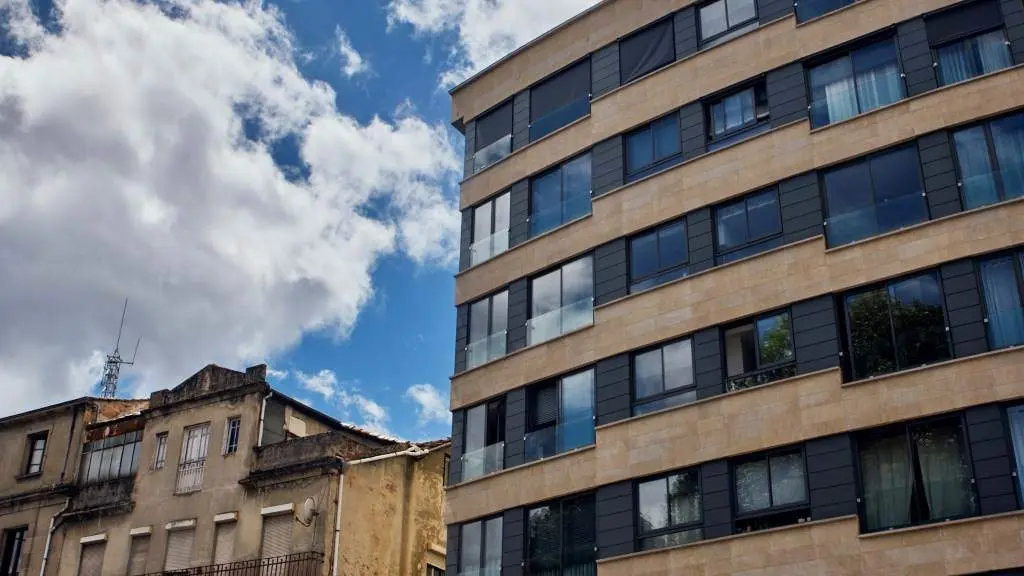 Bloque de vivendas en Ourense. (Foto: Agostime / Europa Press)