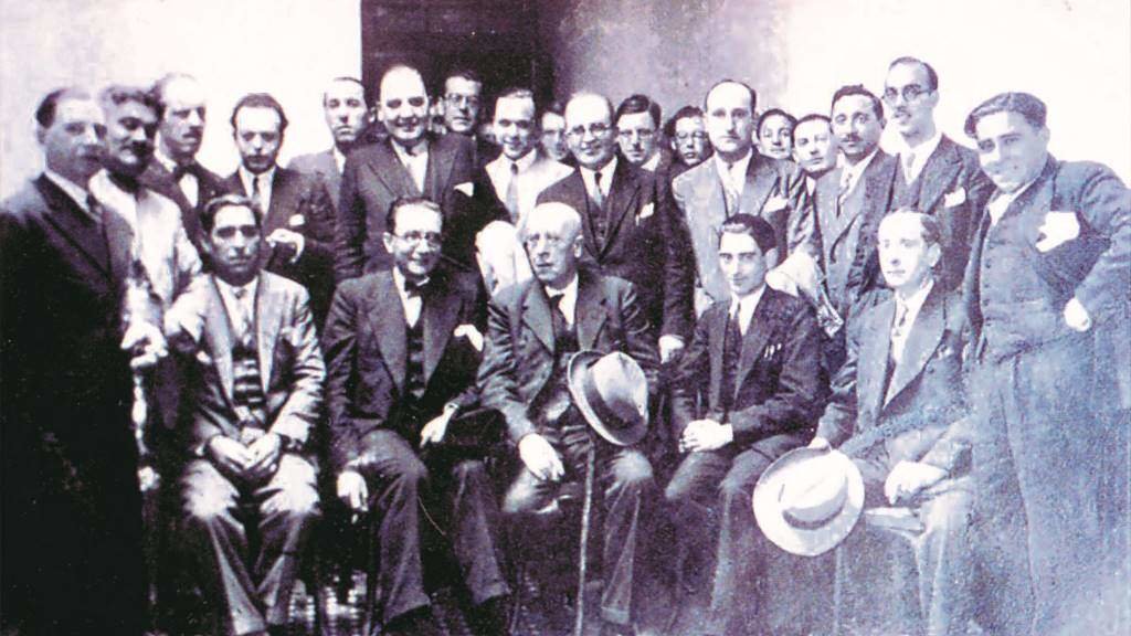Plácido Castro (de pé, sétimo pola esquerda) na Coruña, nun encontro nos anos 30, xunto a nacionalistas como Antón Vilar Ponte (terceiro pola esquerda, de pé) e Lugrís Freire (sentado, primeiro pola esquerda), seguido de Castelao.