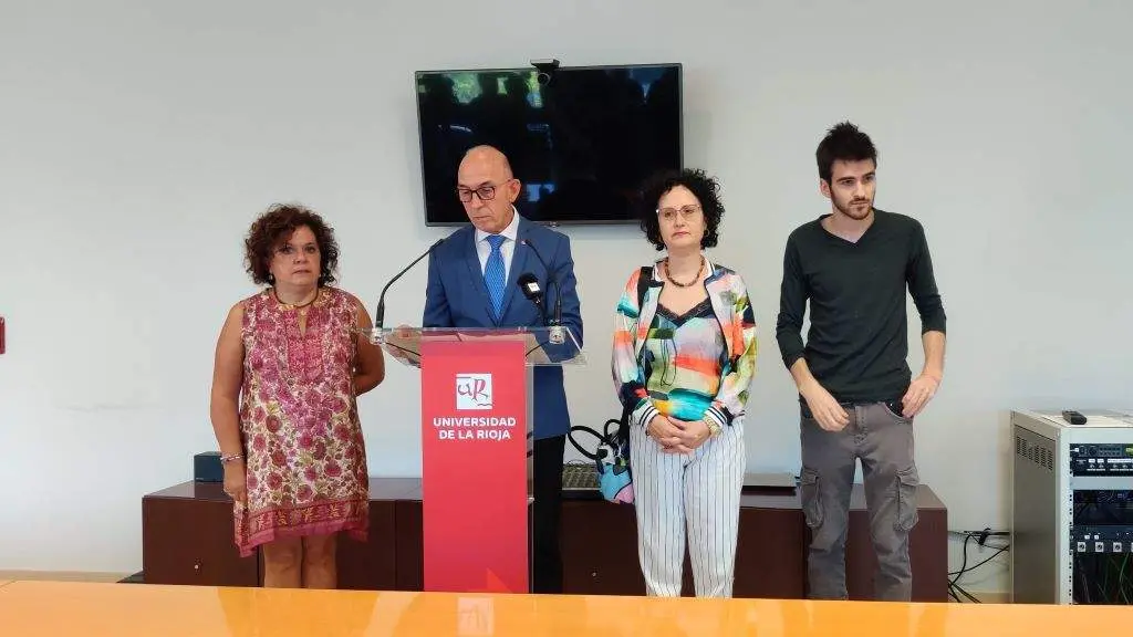 O reitor da UR, Juan Carlos Ayala; a vicerreitora de Estudantes e Extensi&oacute;n Universitaria, Marian Mart&iacute;nez; a decana da Facultade de Letras e da Educaci&oacute;n, Asun Barreras, e o presidente do Consello de Estudantes, Ram&oacute;n S&aacute;nchez. (Foto: Europa Press)
