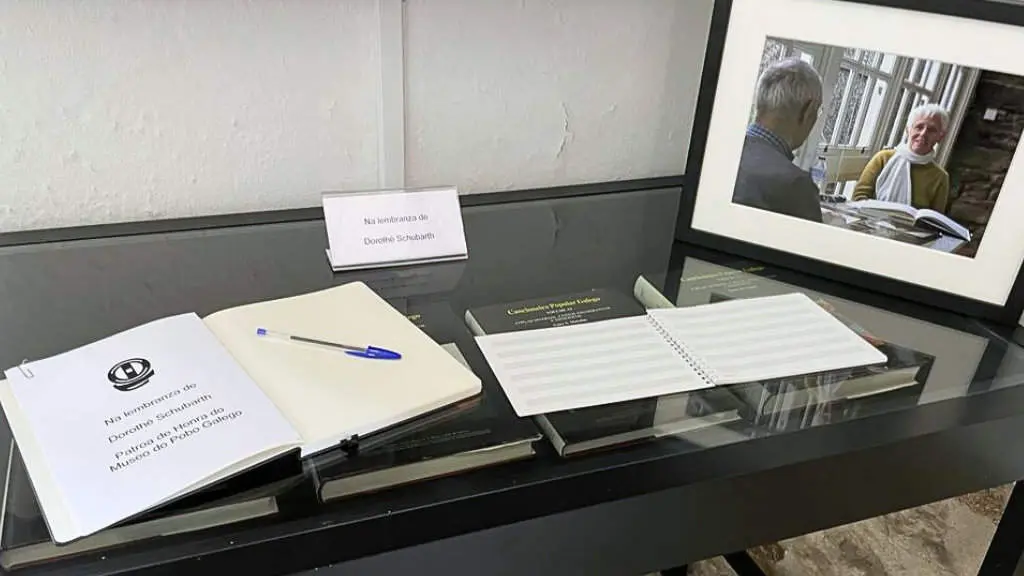 Libro de condolencias na lembranza de Doroth&eacute; Schubarth, dispo&ntilde;&iacute;bel na entrada do Museo do Pobo Galego. (Foto: Museo do Pobo Galego)