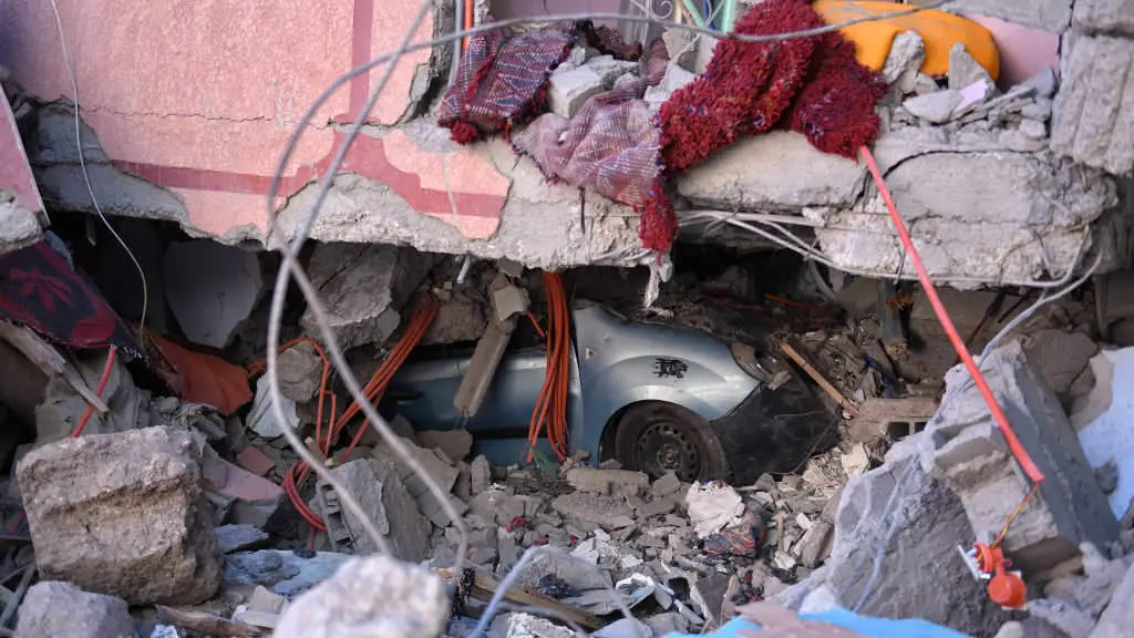 Un veh&iacute;culo fica sepultado entre os cascallos provocados polo terremoto que sacudiu Marrocos a pasada sexta feira. (Foto: Fernando S&aacute;nchez / Europa Press)