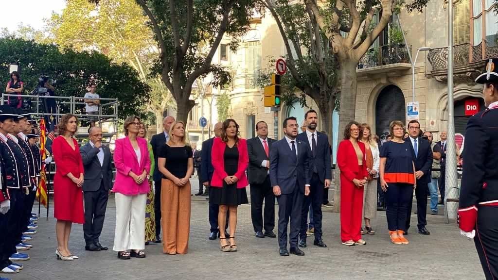As principais autoridades catalás, esta segunda feira, na ofrenda ao monumento de Rafael Casanova, en Barcelona. (Foto: Lorena Sopêna / Europa Press)