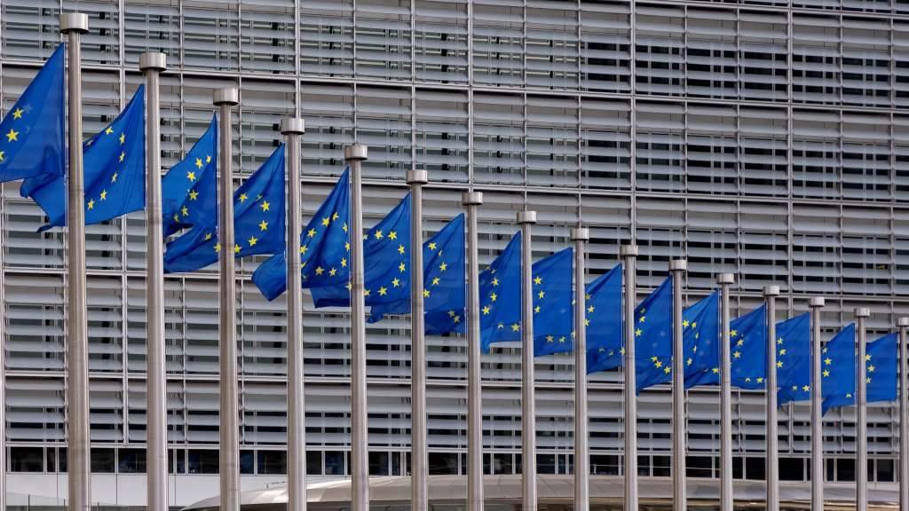 Bandeiras da UE fronte á sede da Comisión Europea, en Bruxelas. (Foto: Vincent Isore / Contacto / Europa Press)
