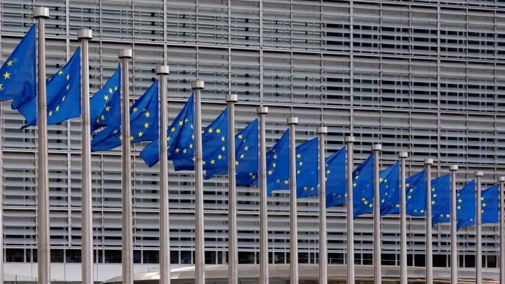 Bandeiras da UE fronte &aacute; sede da Comisi&oacute;n Europea, en Bruxelas. (Foto: Vincent Isore / Contacto / Europa Press)
