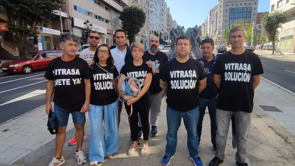 Persoal de Vitrasa, esta terza feira. (Foto: N&oacute;s Diario)