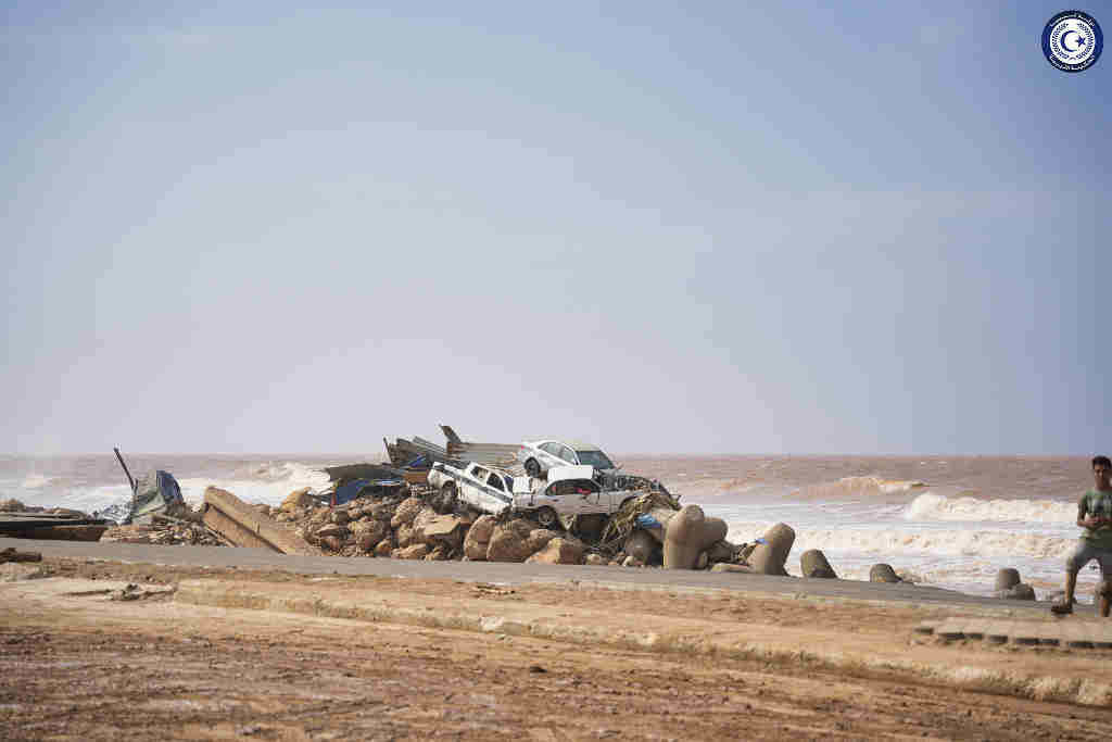 Coches arrastrados polas inundacións en Derna, en Libia, a segunda feira. (Foto: Goberno do leste de Libia / Europa Press / Contacto)