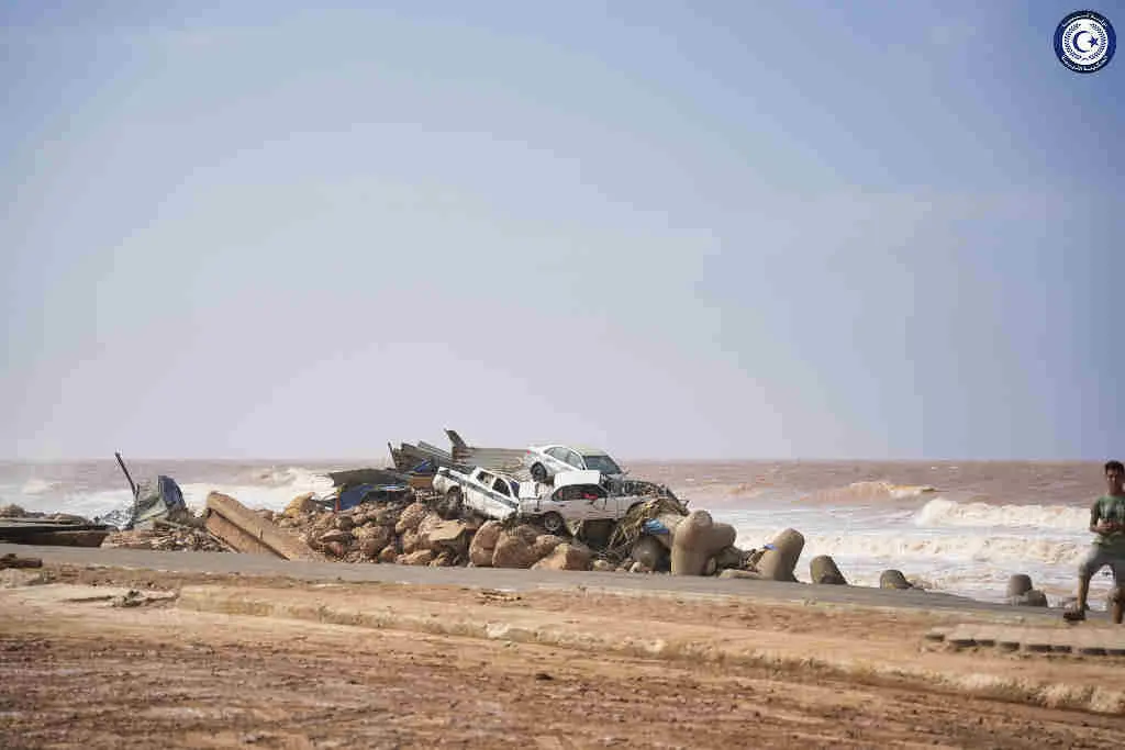 Coches arrastrados polas inundaci&oacute;ns en Derna, en Libia, a segunda feira. (Foto: Goberno do leste de Libia / Europa Press / Contacto)