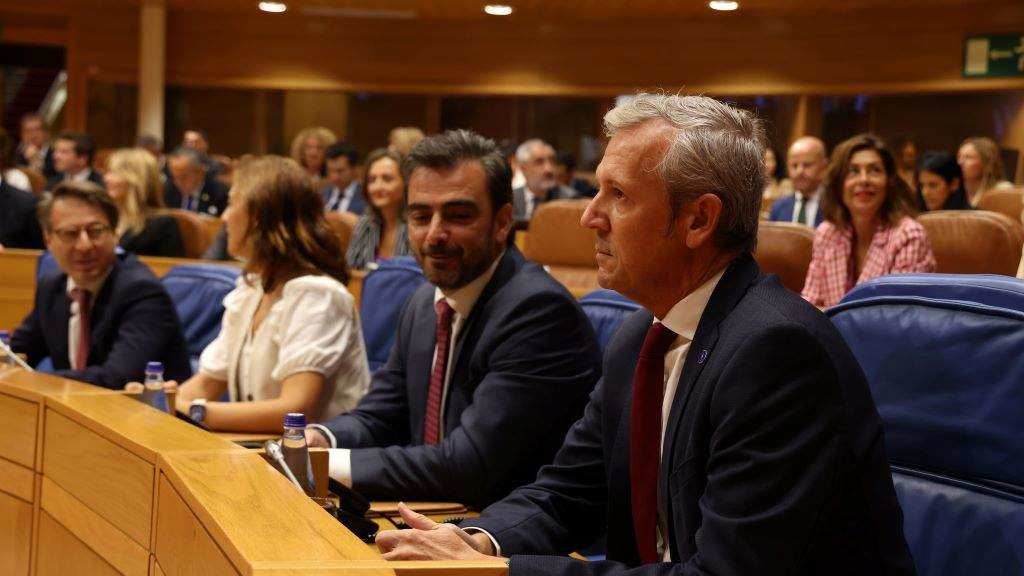 O vicepresidente primeiro da Xunta, Diego Calvo, e o presidente, Alfonso Rueda, hoxe, no Parlamento. (Foto: Arxina)