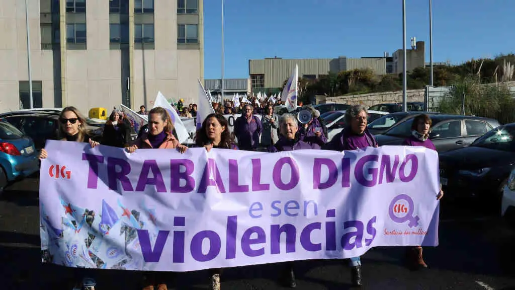 Delegadas da CIG manifest&aacute;ndose o 25-N de 2022 na Coru&ntilde;a perto da Confederaci&oacute;n de Empresarias e Empresarios (Foto: N&oacute;s Diario).