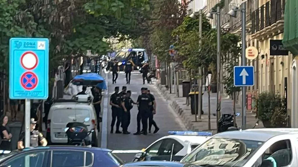 Axentes da Policía española nunha rúa de Madrid durante o aviso de bomba. (Foto: @vzla_ep)