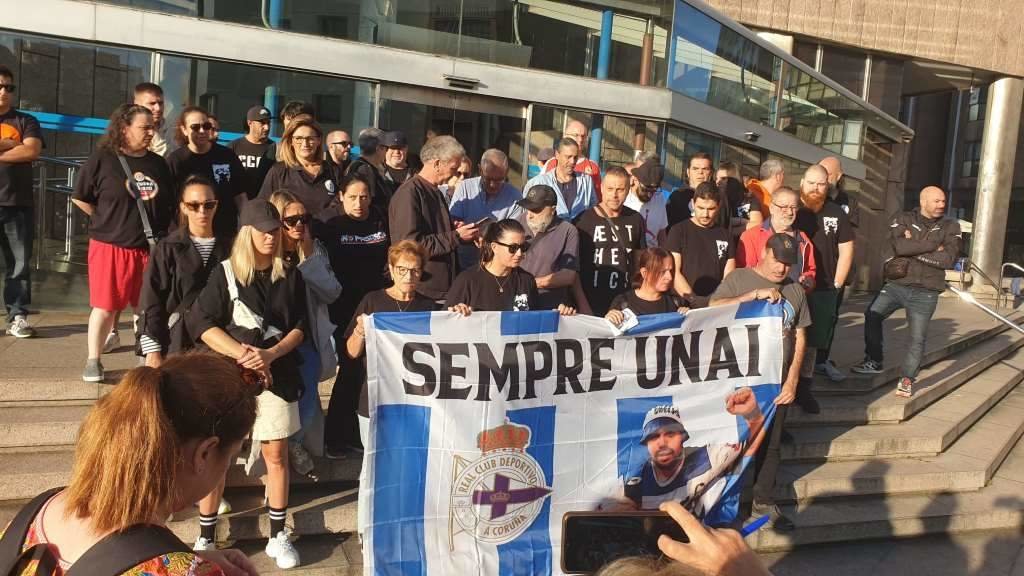 Concentración ás portas dos Xulgados da Coruña pedindo "xustiza para Unai". (Foto: Manel Méndez)