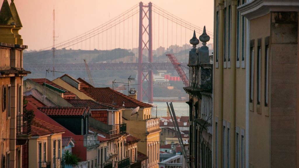 Vistas da Ponte 25 de Abril  desde o Bairro alto de Lisboa. (Foto: Nizo).