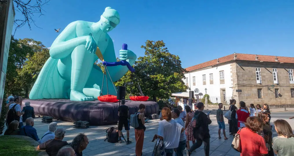 EuropaPress_5439653_activistas_reclaman_estatua_gigante_santiago_gobiernos_exijan_empresas ARXINA