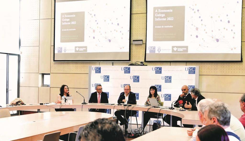 Dolores Riveiro (primeira pola esquerda) e Roberto Bande (quinto pola esquerda) presentaron esta quinta feira o informe. [Foto: Santi Alvite]