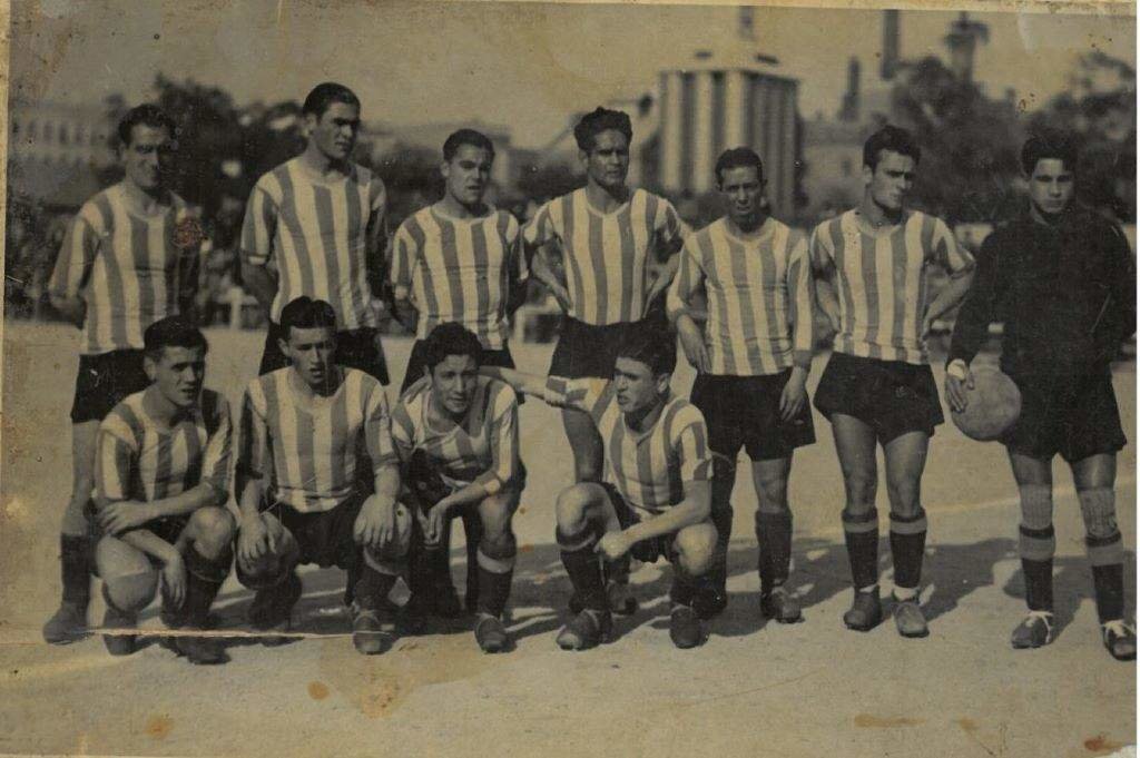 Francisco, 'Paco', Trigo [porteiro], posa sobre estas liñas co resto dos seus compañeiros do Deportivo, onde xogou nos anos 30. (Foto: Familia Trigo)