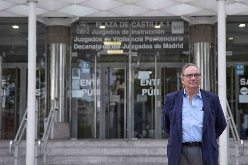 Julio Pacheco diante do Xulgado de Instrución 50 de Madrid, a sexta feira. (Foto: Jesús Hellín / Europa Press)