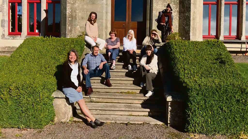 Xavier Queipo con artistas e escritores na Residencia Tyrone Guthrie House en Irlanda. (Foto: Nós Diario).