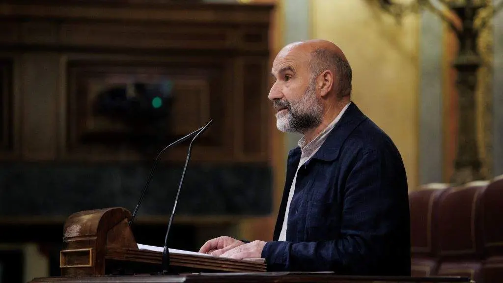 Intervenci&oacute;n do nacionalista N&eacute;stor Rego desde a tribuna do Congreso. (Foto: Alejandro Mart&iacute;nez V&eacute;lez / Europa Press)