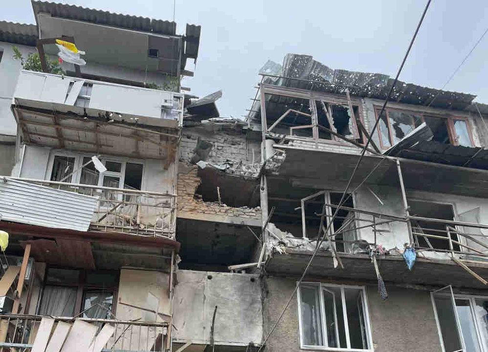 Edificio bombardeado onte por Bakú no centro de Stepanakert (Artsakh). (Foto: Valedor do Pobo de Artsakh)