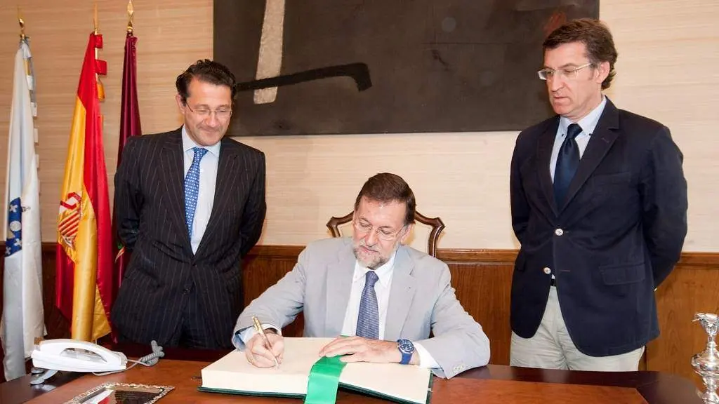 Mariano Raxoi (no centro) visitou en 2011, como l&iacute;der da oposici&oacute;n no Congreso, o daquela alcalde de Santiago, o 'popular' Gerardo Conde Roa (esquerda). Na imaxe, &aacute; dereita, Alberto N&uacute;&ntilde;ez Feixoo. [Foto: Concello de Santiago]