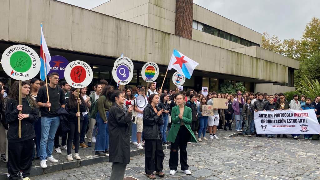 Protesta ás portas da Facultade de Economía da USC. (Foto: Europa Press)