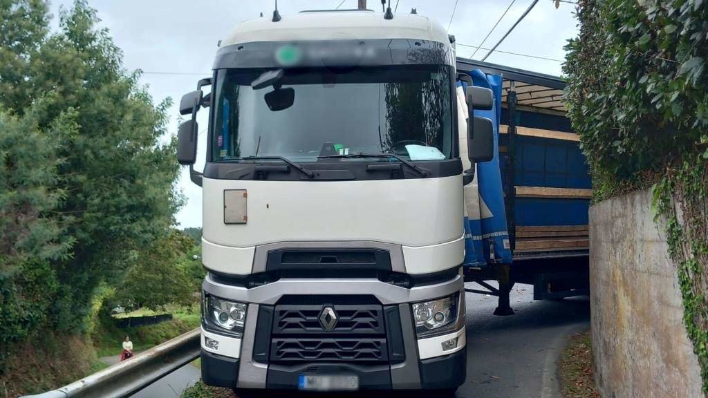 O camión atrancado en Ferrol.