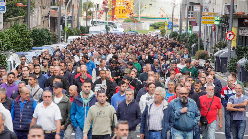 Centos de persoas enchen as rúas de Vigo en protesta polo operario morto no estaleiro (Foto: Javier Vázquez / Europa Press).