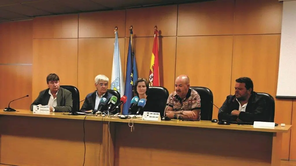 De esquerda a dereita, Jos&eacute; Antonio P&eacute;rez, presidente da Federaci&oacute;n Galega de Confrar&iacute;as; Javier Sanz, profesor asinante do informe; Marta Garc&iacute;a, a outra asinante; Basilio Otero, presidente da Plataforma e das confrar&iacute;as do Estado espa&ntilde;ol, e Adolfo M&eacute;ndez, presidente das confrar&iacute;as asturianas. (Foto: N&oacute;s Diario)