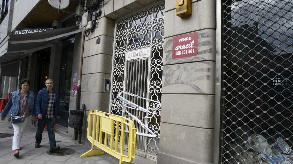 Portal do edificio no que se produciu o sinistro. (Foto: Rosa Veiga / Europa Press)