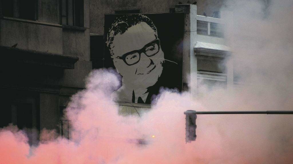 Mural de Salvador Allende entre o fume das bengalas durante as protestas no 50 aniversario do golpe liderado por Pinochet. (Foto: Matias Basualdo)
