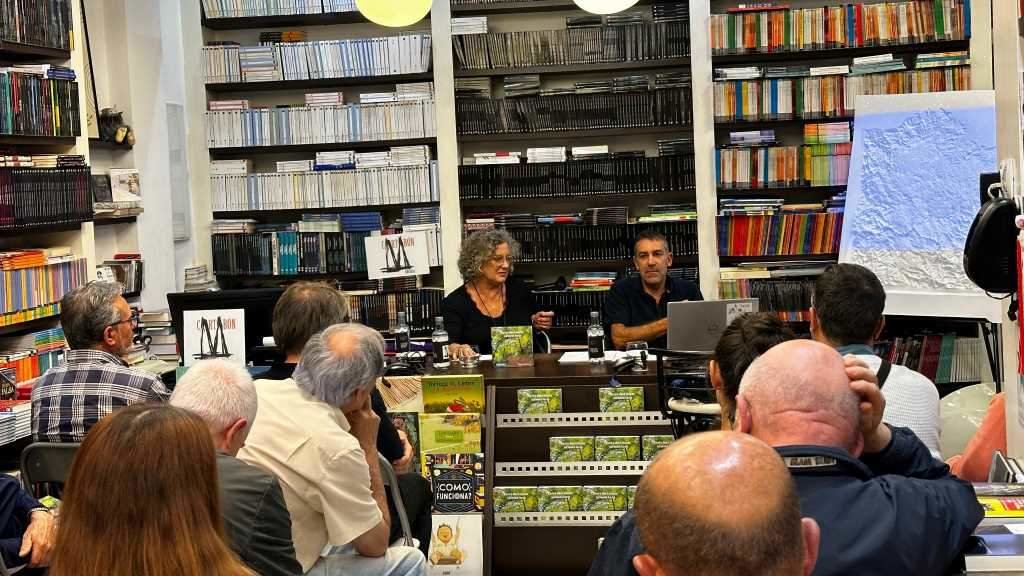 Blanca Gefaell e Xoán Colazo, esta quinta feira, presentando o libro na Libraría Cartabón de Vigo. (Foto: Nós Diario)