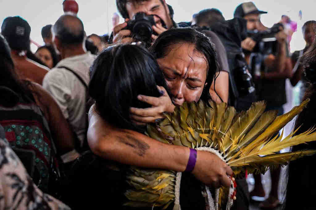 Celebración fronte á sede do Supremo Tribunal Federal brasileiro, en Brasília, das comunidades indíxenas na madrugada da quinta á sexta feira. (Foto: APIB)