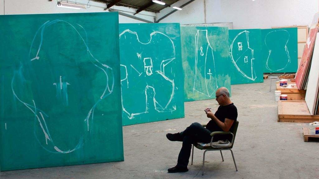 O pintor Antón Patiño no seu estudio. (Foto: Cora Patiño)
