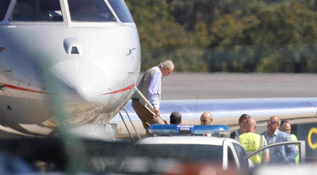 O rei emérito baixa do avión esta segunda feira en Vigo (Foto: Javier Vázquez / Europa Press).